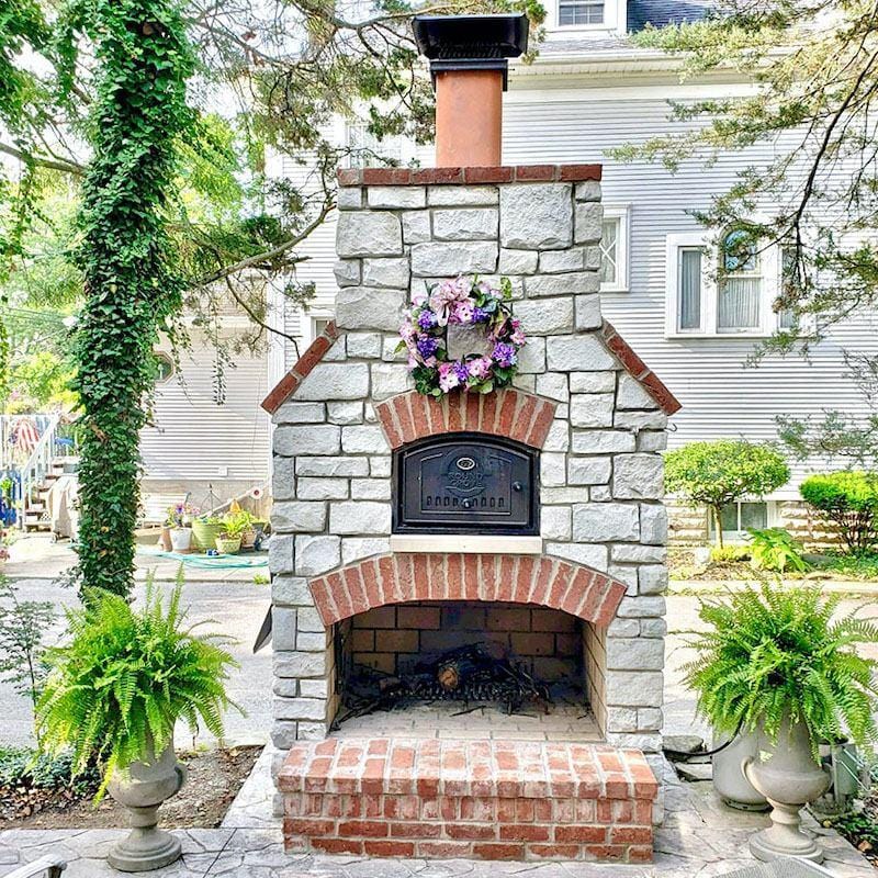 Outdoor Fireplace and Pizza Oven